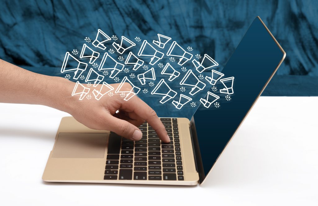 person laver kampagne pÃ¥ computer